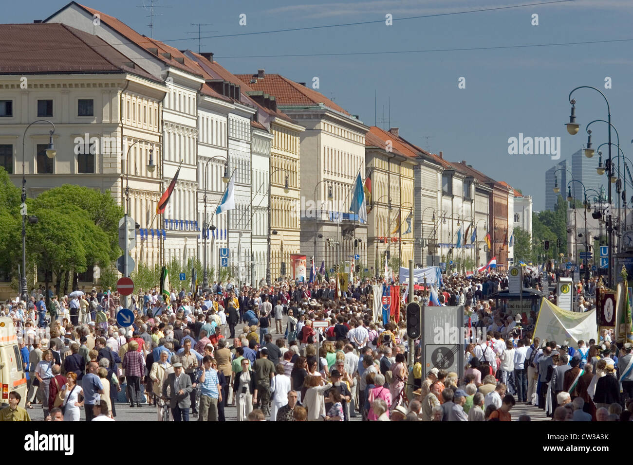 Monaco di Baviera - una processione si muove attraverso le strade Foto Stock