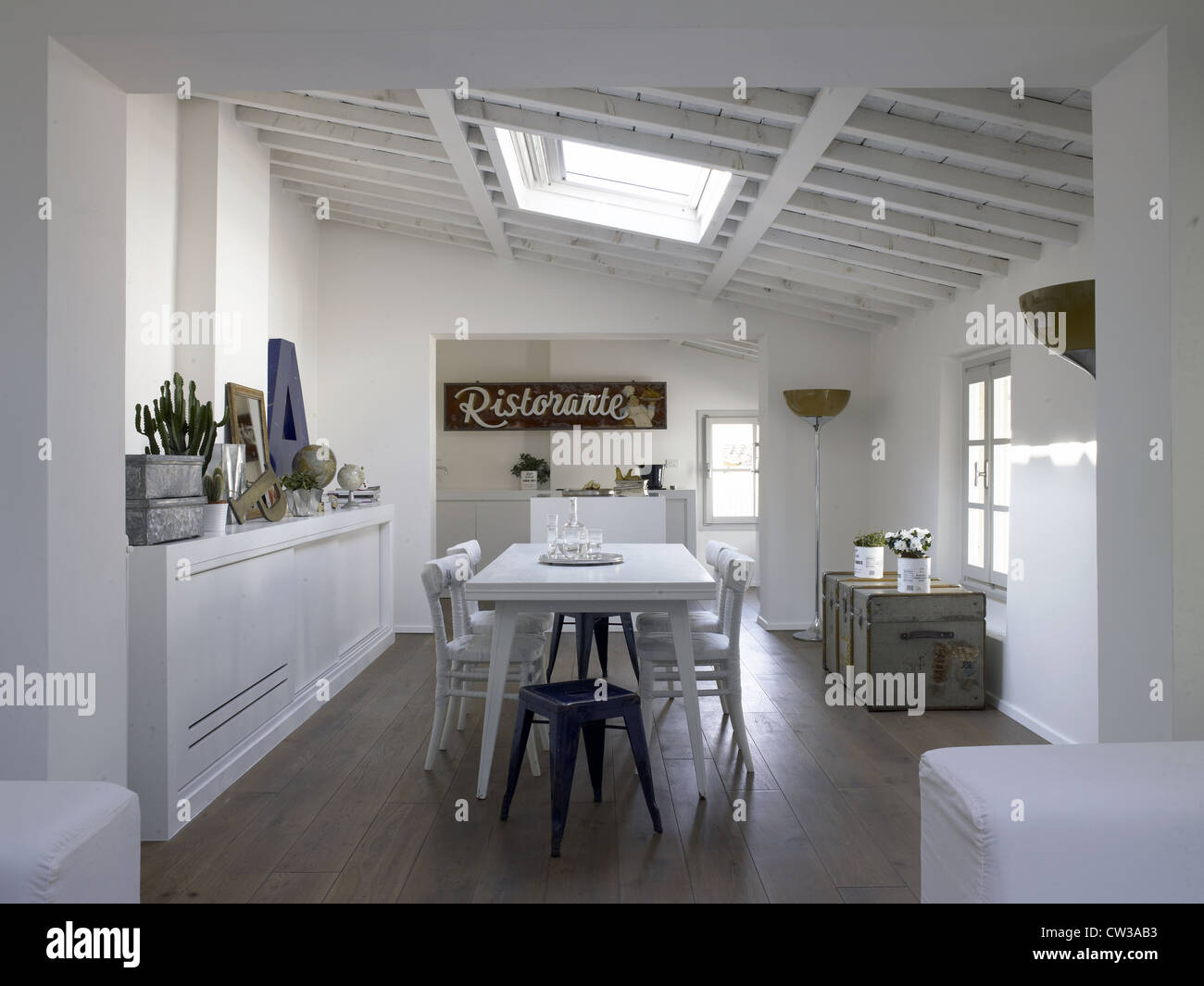 Vivere,, sala da pranzo in una casa mansarda con una cucina Foto Stock