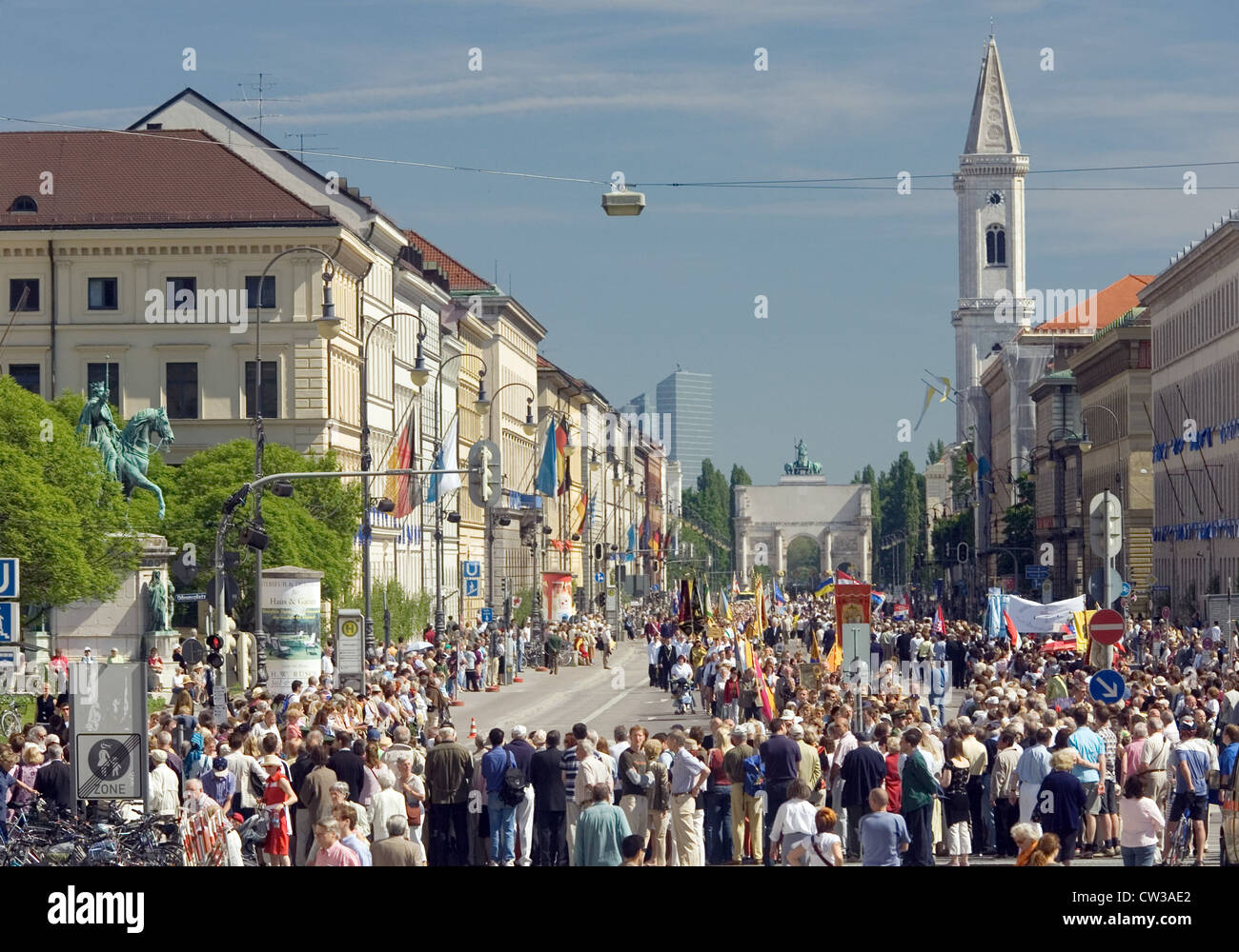 Monaco di Baviera - una processione si muove attraverso le strade Foto Stock