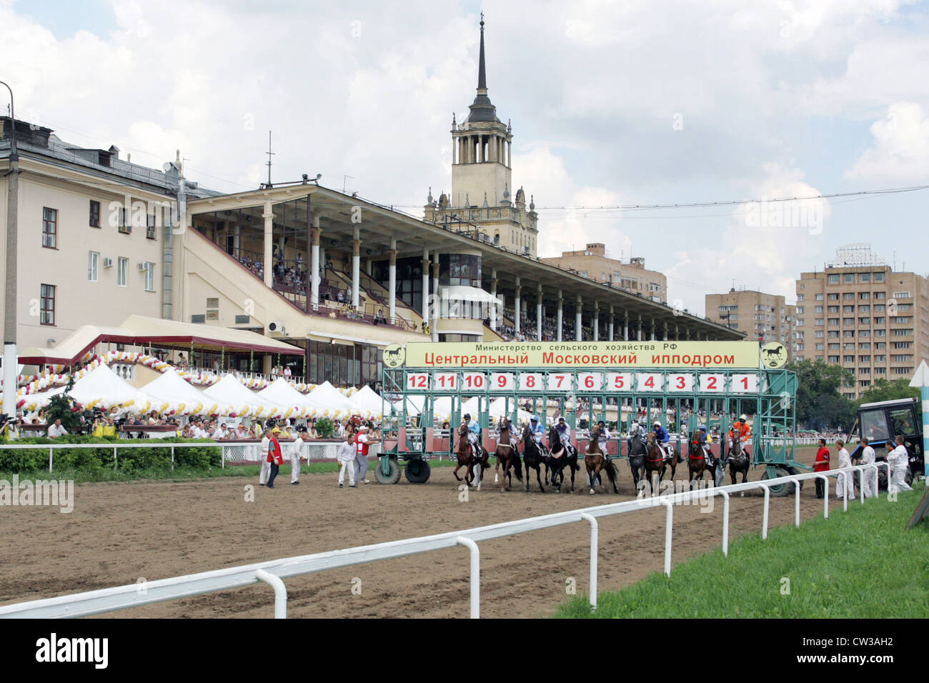 Mosca, vista dell'ippodromo. I cavalli all'inizio prima che la tribuna Foto Stock