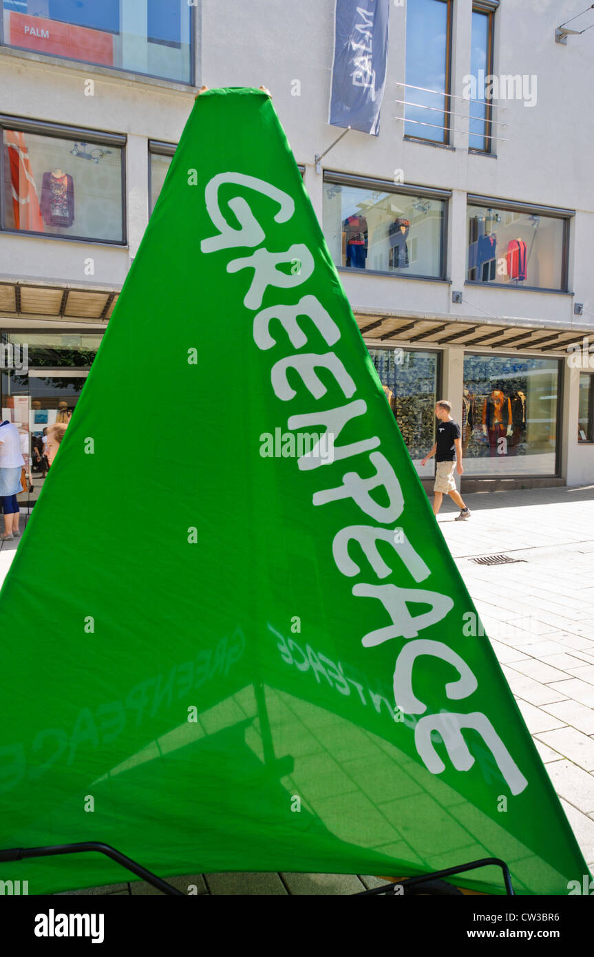 Greenpeace banner delle informazioni in una zona pedonale di Greenpeace logo stampato su un verde pyramide - Heilbronn Germania Foto Stock