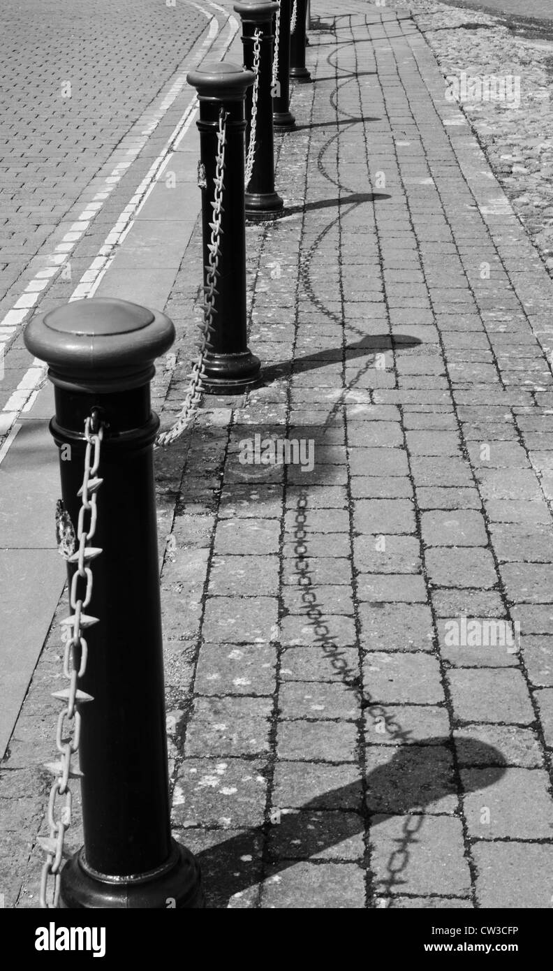 Le ombre formate da ringhiere lungo le strade di Dungarvan in Irlanda meridionale. Foto Stock