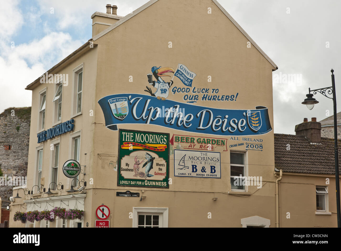 Una varietà di segni trovata del lato di un pub a Dungarvan, Irlanda meridionale. Foto Stock