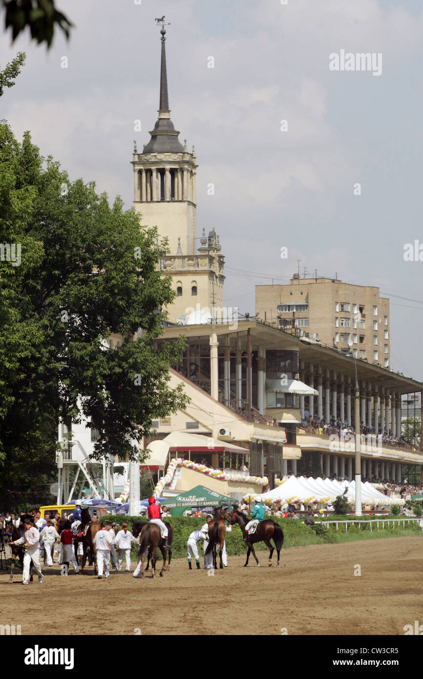 Mosca, vista dell'ippodromo. I cavalli di fronte la tribuna Foto Stock
