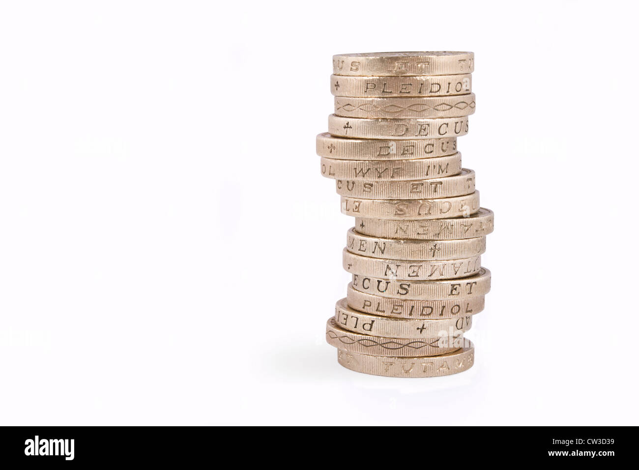 Pila di sterline inglesi monete isolato su uno sfondo bianco Foto Stock