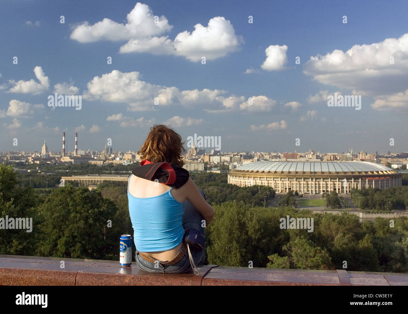 Mosca, una donna guarda al Luzhniki Stadium Foto Stock