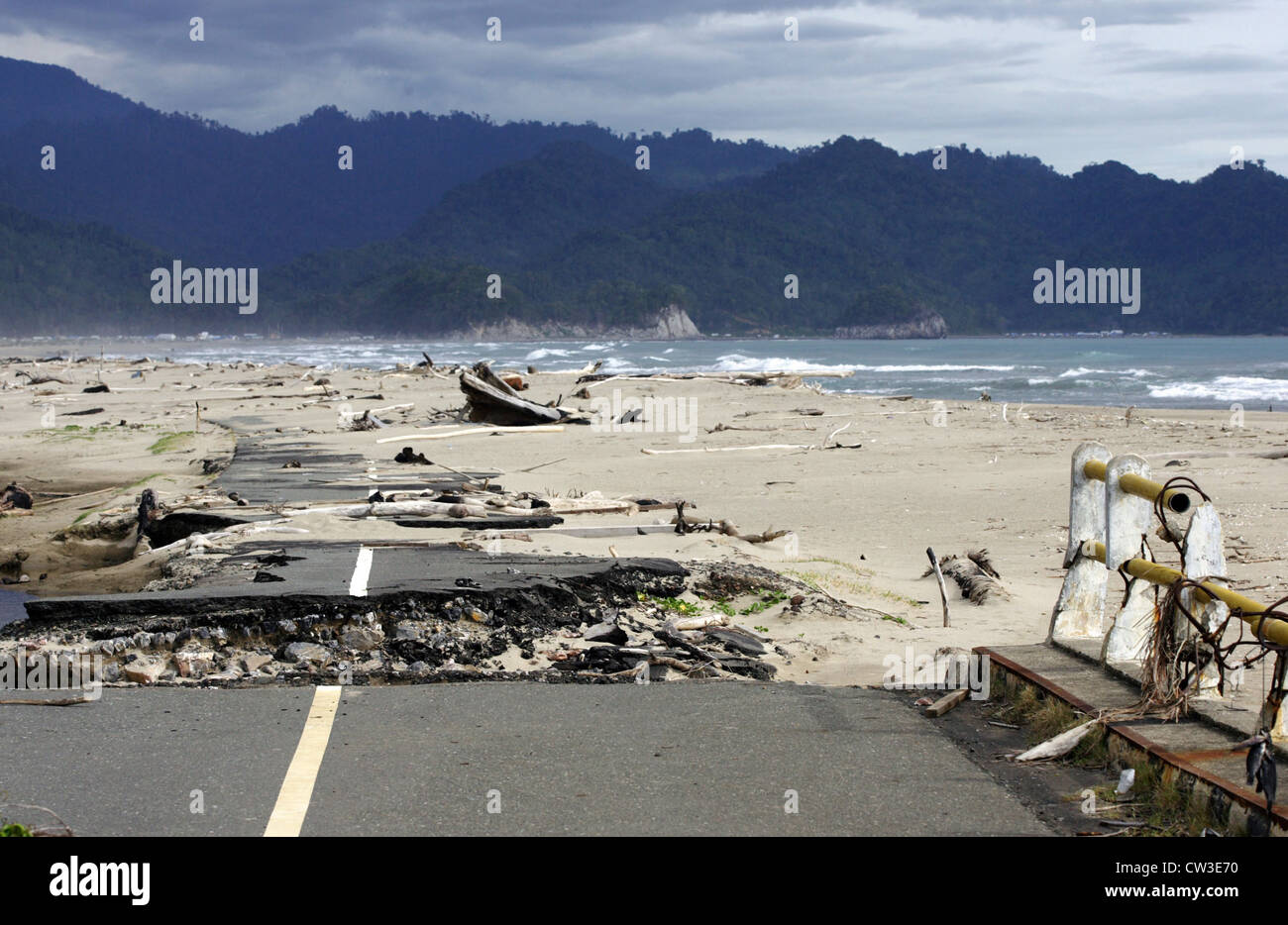 Strada costiera è stata distrutta in Lhoknga Foto Stock