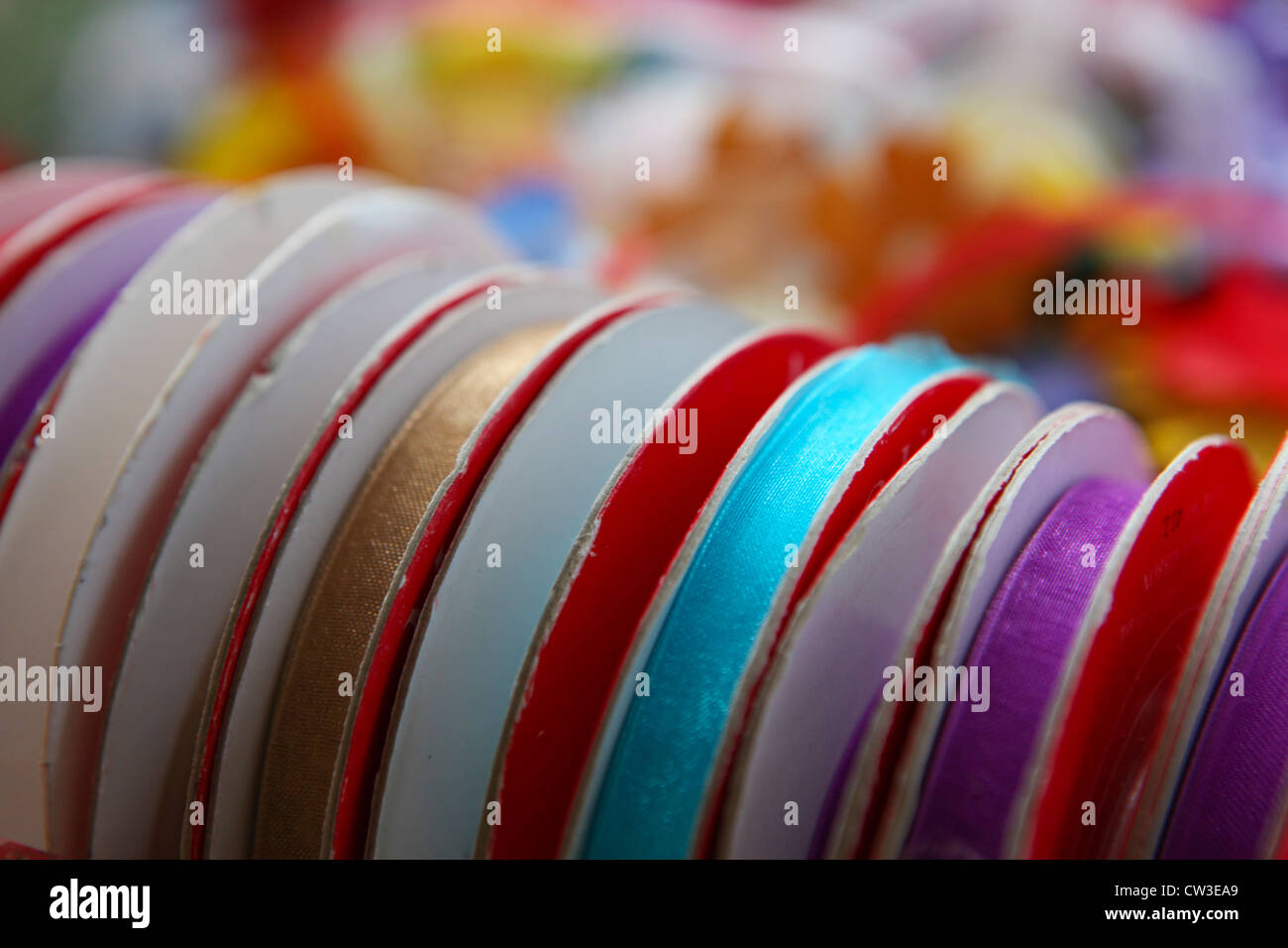Rotoli di nastri in vari colori e motivi per reeady essereusato per avvolgere doni Foto Stock
