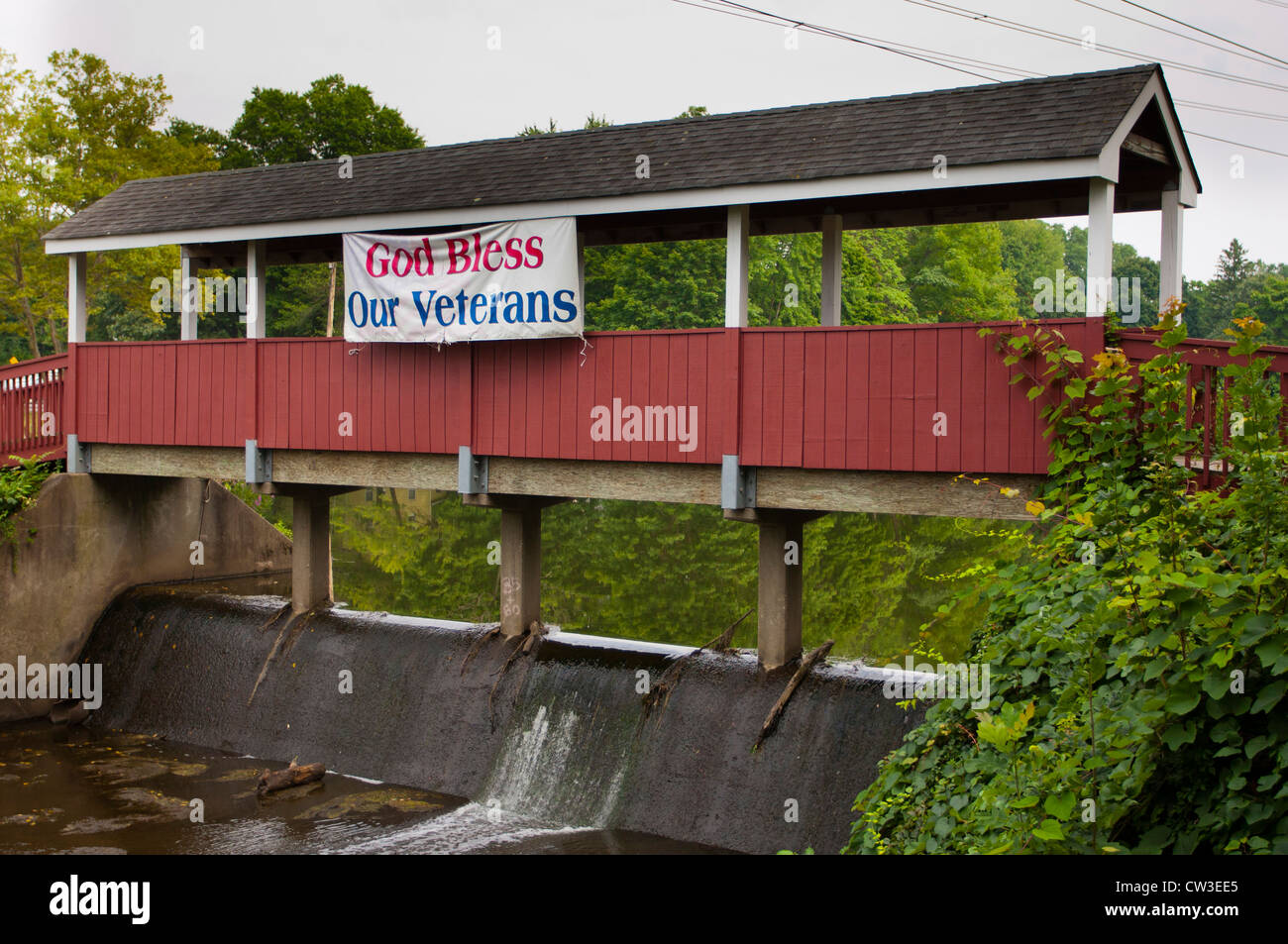 Dio benedica i nostri veterani segno su un ponte pedonale Foto Stock