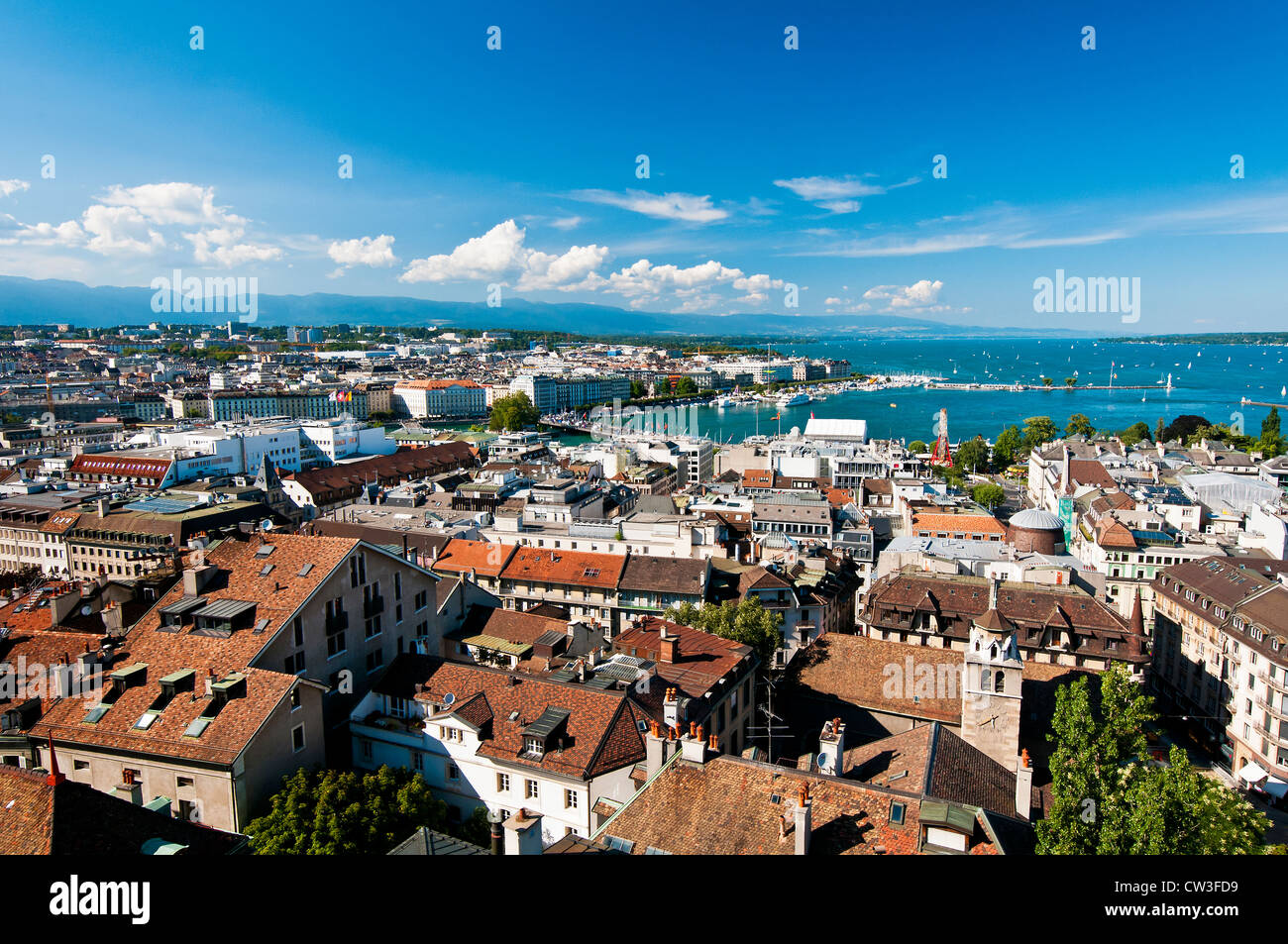 Vista panoramica sui tetti della città e il Lago di Ginevra, Ginevra, Svizzera Foto Stock