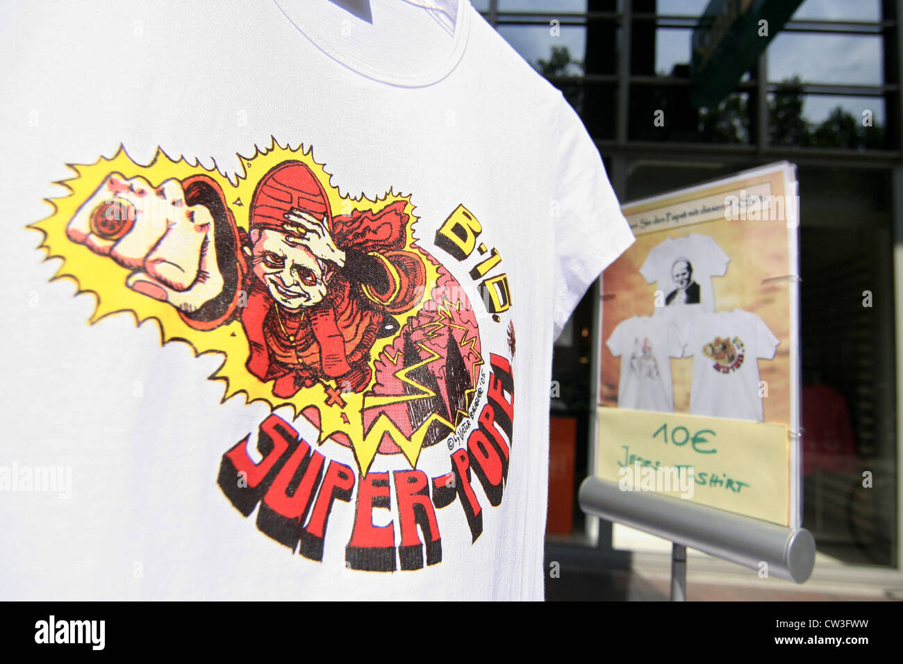 Abilmente stampato T-shirt con un cartone animato di Papa Benedetto XVI. Foto Stock