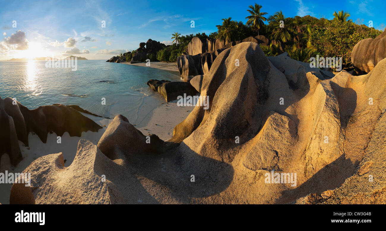 Vista di massi di granito e sulla costa di La Digue Island. Anse Source d' Argent beach. Una delle più belle spiagge. Foto Stock
