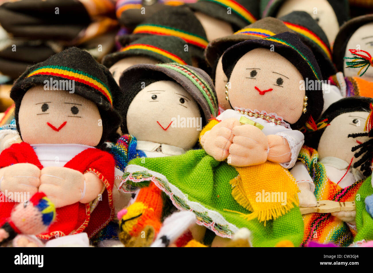 Ecuador, area di Quito. Otavalo mercato artigianale. Tradizionale fatto a mano bambole tessili in tipico costume delle highland. Foto Stock