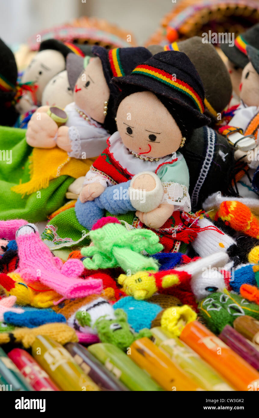 Ecuador, area di Quito. Otavalo mercato artigianale. Tradizionale fatto a mano bambole tessili in tipico costume delle highland. Foto Stock