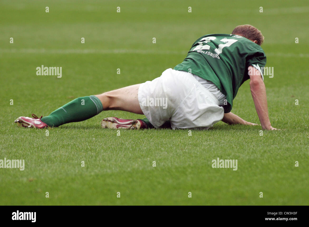 Berlino, un giocatore di football sdraiati sull'erba Foto Stock