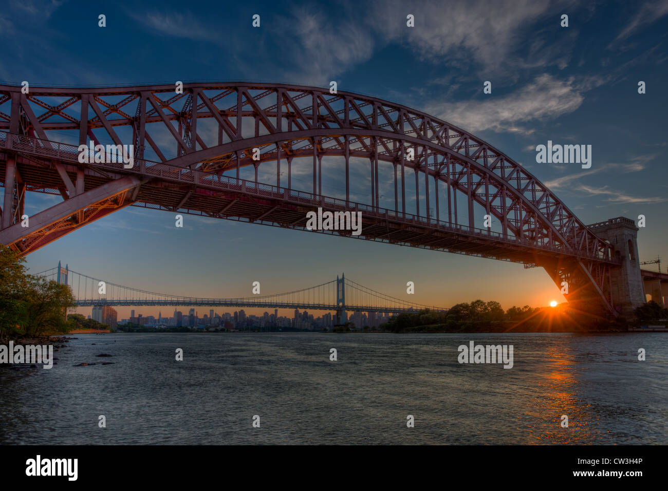 L'Hell Gate e Triborough Bridge span Hell Gate dello stretto di marea in East River durante il tramonto in New York City. Foto Stock