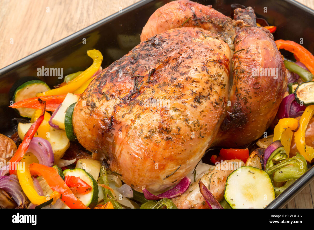 Un pronto a mangiare fresco di pollo arrosto in una teglia da forno con verdure arrosto - studio shot Foto Stock