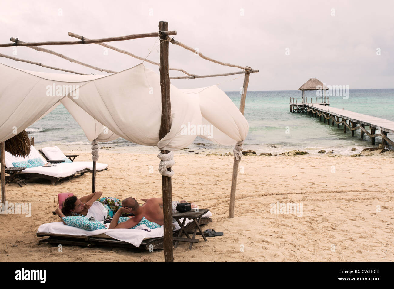 Spiaggia Playa del Carmen,giovane rilassante sotto una tettoia Foto Stock
