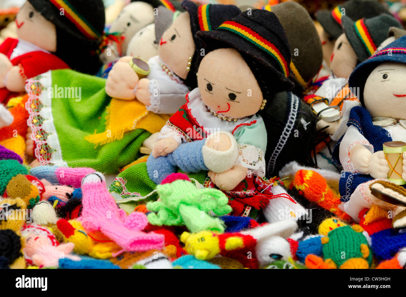 Ecuador, area di Quito. Otavalo mercato artigianale. Tradizionale fatto a mano bambole tessili in tipico costume delle highland. Foto Stock