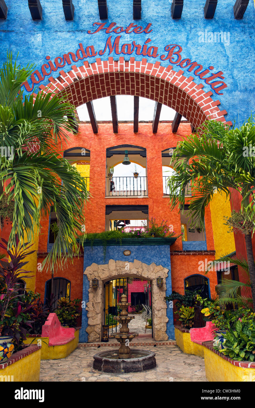 Messico,Quintana Roo,Playa del Carmen, esterna di colorato Hotel Hacienda Maria Bonita Foto Stock