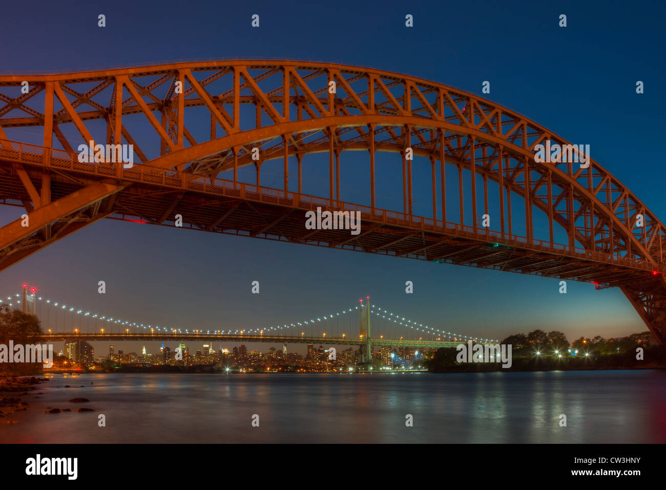 L'Hell Gate e Triborough Bridge span Hell Gate dello stretto di marea in East River durante il crepuscolo serale in New York City. Foto Stock