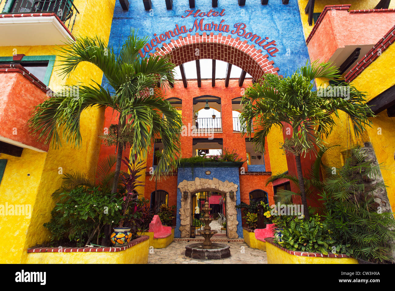 Messico,Quintana Roo,Playa del Carmen, esterna di colorato Hotel Hacienda Maria Bonita Foto Stock