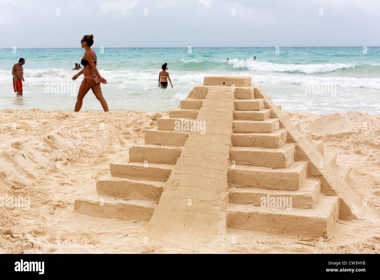 Sandcastle in rappresentanza di Chichen Itza sulla spiaggia di Playa del Carmen Foto Stock
