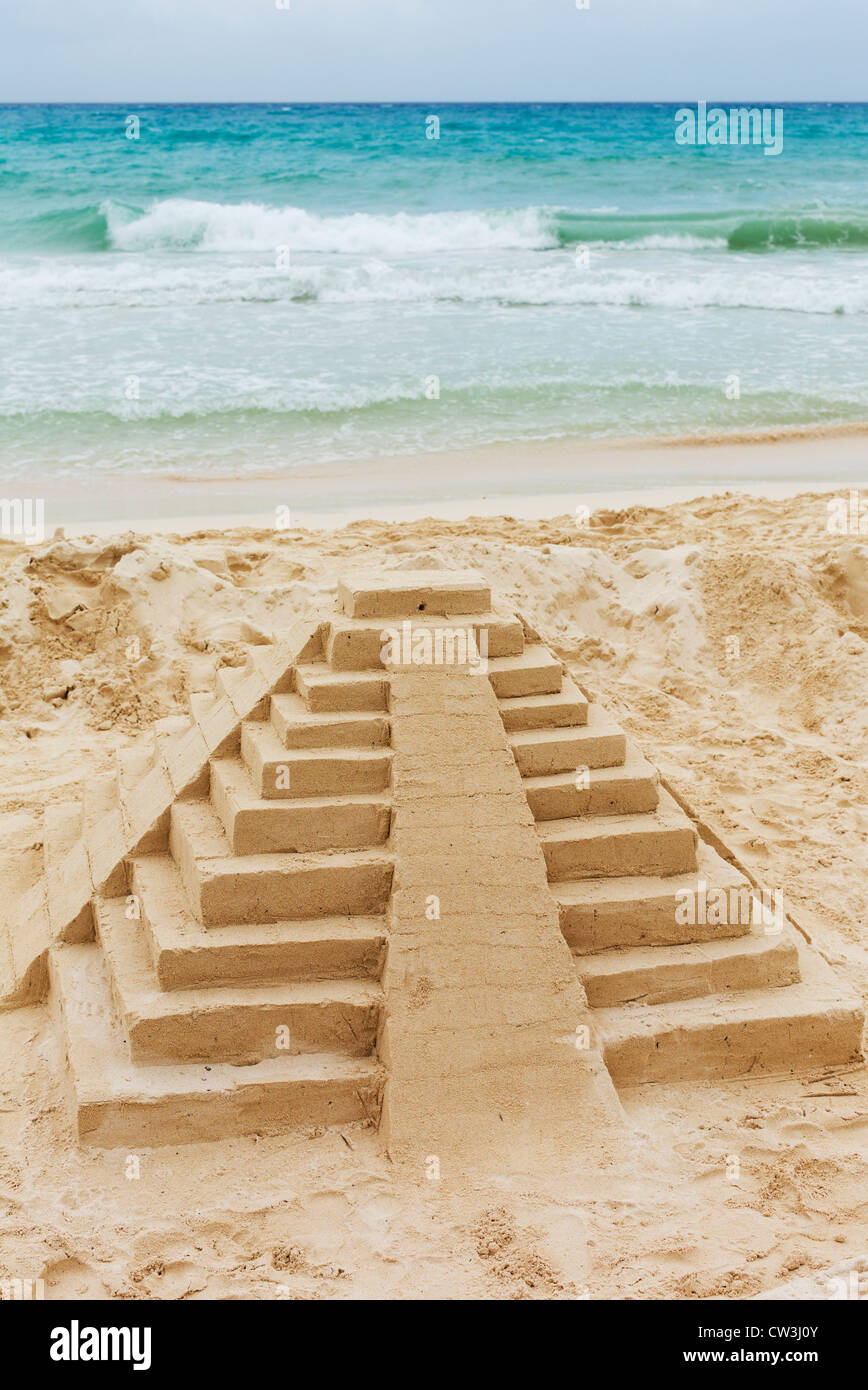 Castello di sabbia che rappresentano Chichen Itza su una spiaggia di Playa del Carmen in Messico Foto Stock