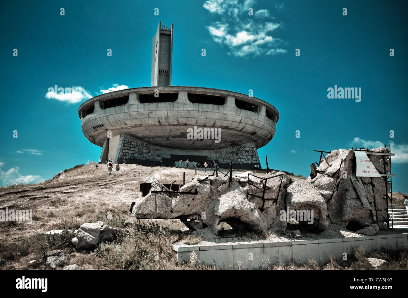 Montare Buzludzha, Bulgaria. Grande e singolare monumento costruito dal partito comunista bulgaro presso il Central Stara Planina. Foto Stock