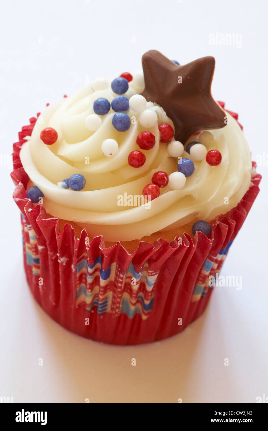 Tortina di cioccolato star, bianco e rosso palle rosse in caso tortina con Union Jack isolati su sfondo bianco Foto Stock
