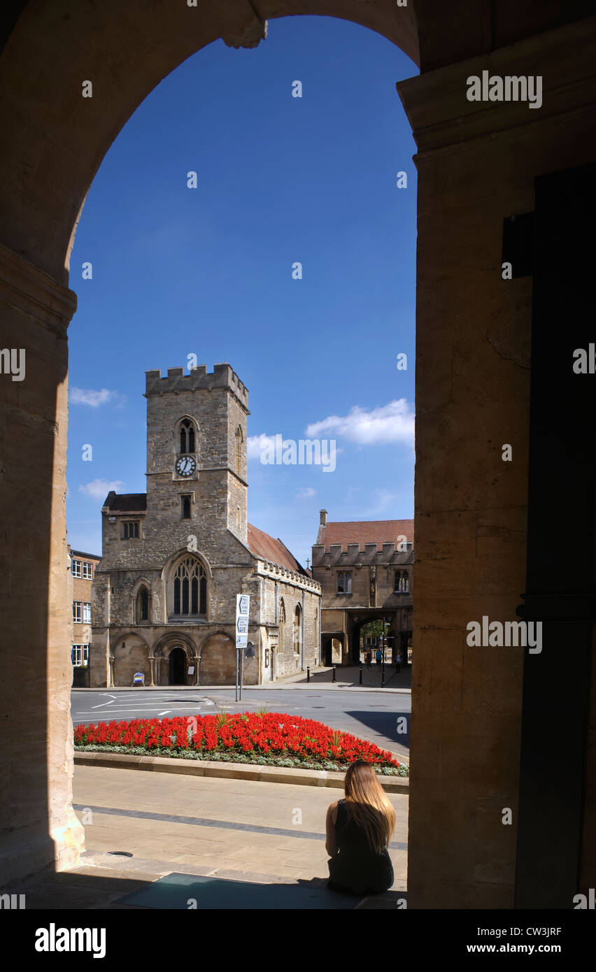 Esterno della chiesa di San Nicola, Abingdon-on-Thames, Oxfordshire, Regno Unito visto attraverso il passaggio a volta del County Hall Foto Stock