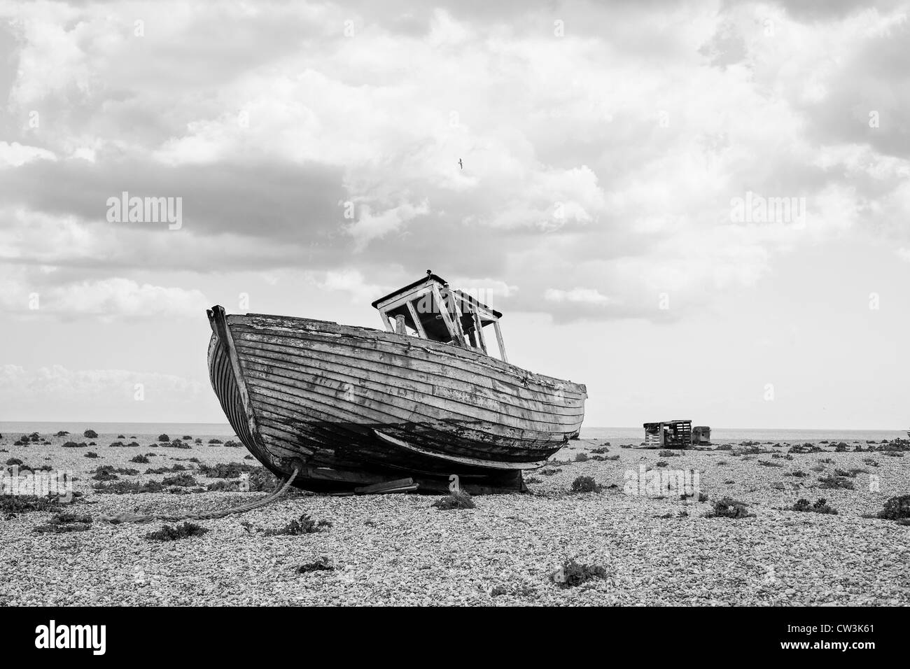 Abbandonata e abbandonato la pesca in barca tirata sulla spiaggia Foto Stock