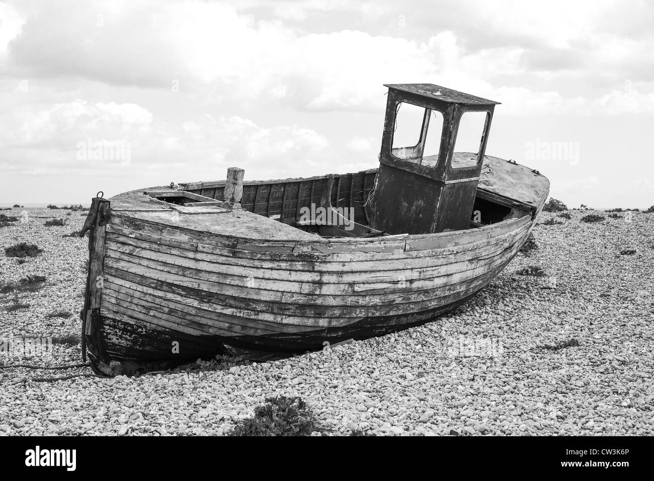 Abbandonata e abbandonato la pesca in barca tirata sulla spiaggia Foto Stock