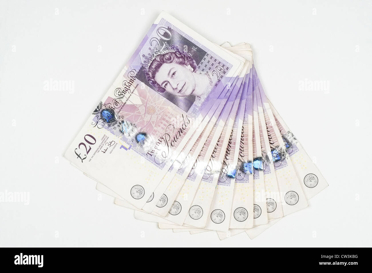 Un batuffolo di venti pound note ventaglio per effetto su sfondo bianco Foto Stock