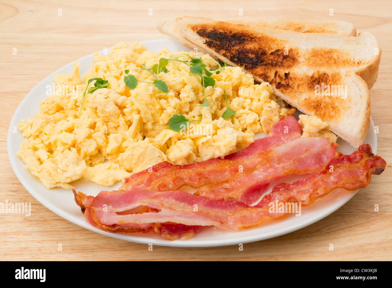 Uova strapazzate con pancetta colazione con fette di pane tostato - studio shot Foto Stock