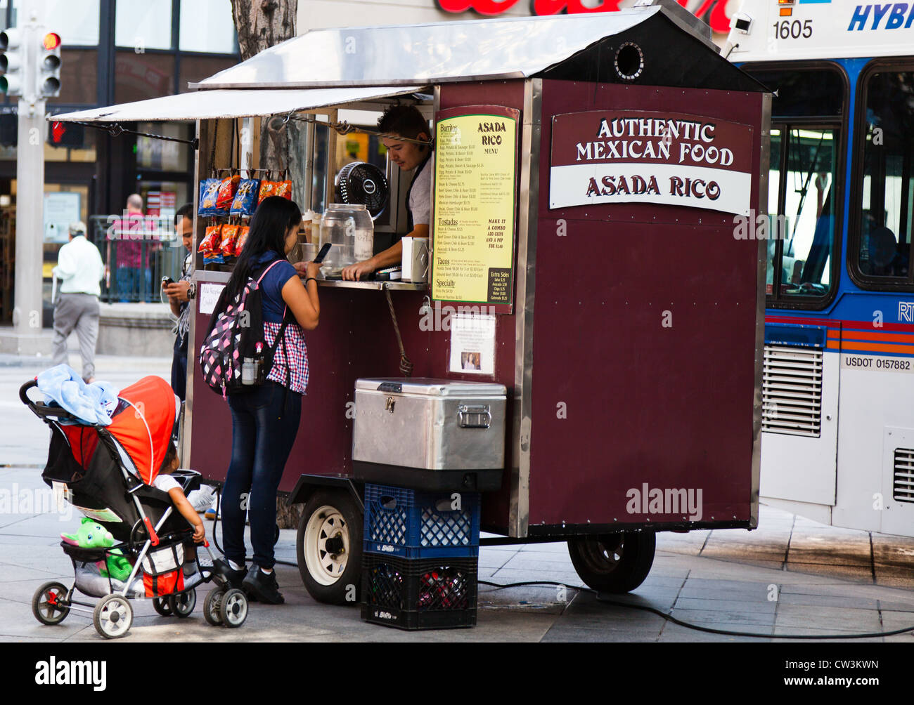 I fornitori in linea di carrelli il centro della 16th Street Mall pedonale a Denver in Colorado Foto Stock
