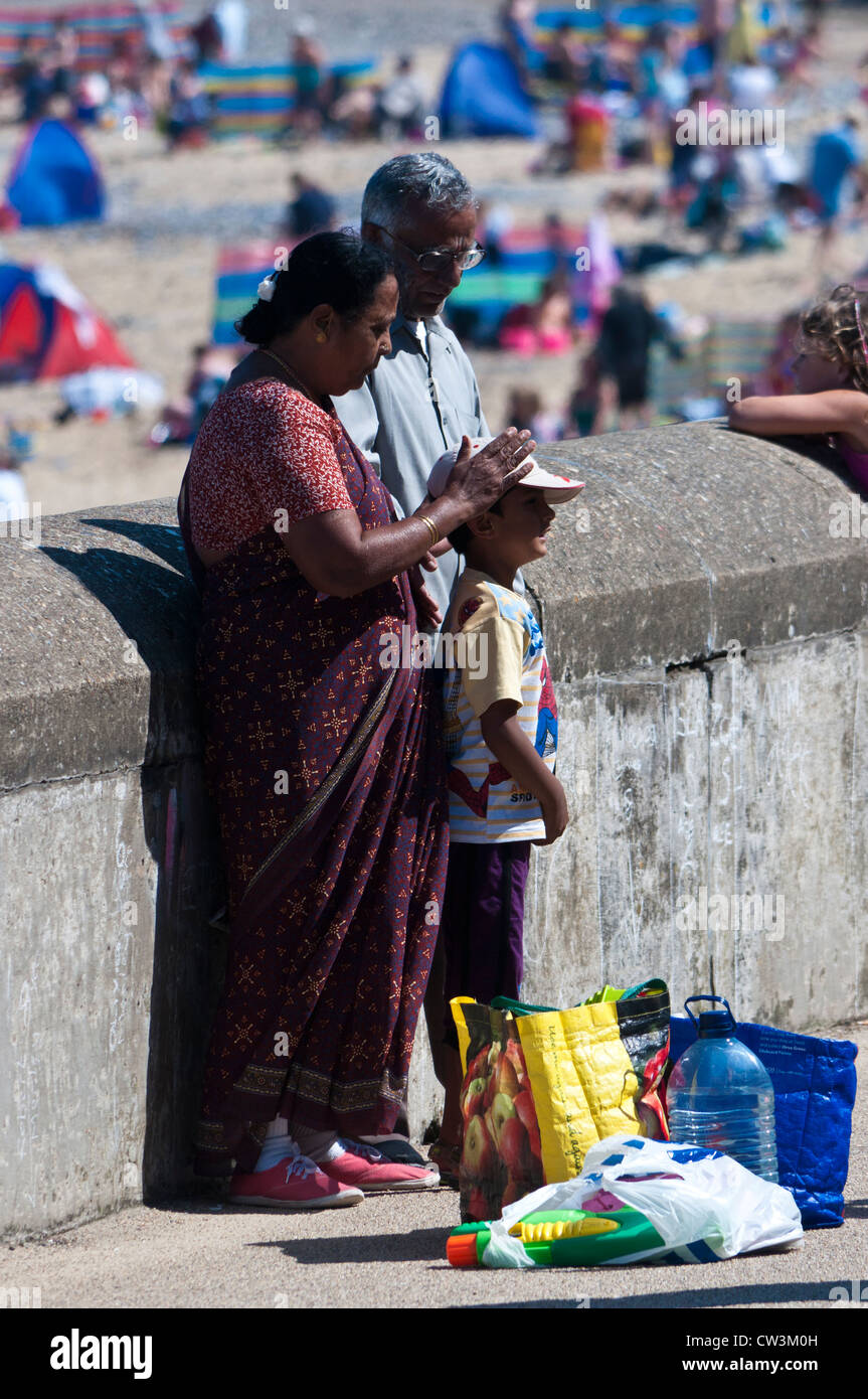 Indian famiglia asiatica in vacanza al mare Foto Stock