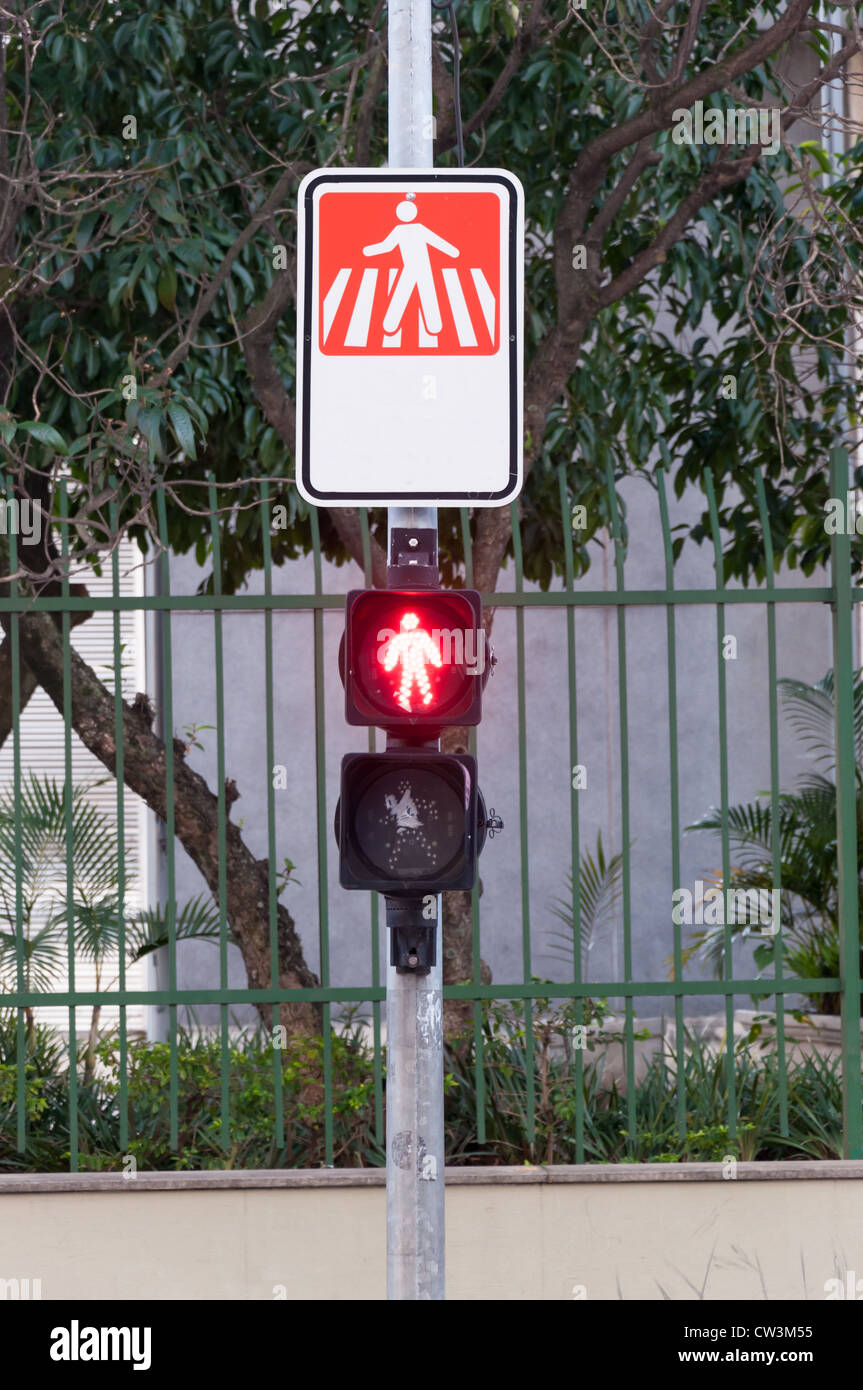 Semaforo per pedoni che indica stop con la luce rossa Foto Stock