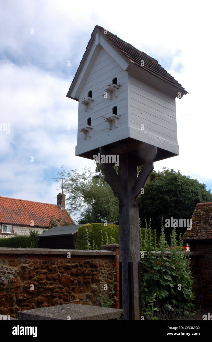 Imponente colombaia nel giardino di una casa in Ringstead, West Norfolk, Regno Unito Foto Stock