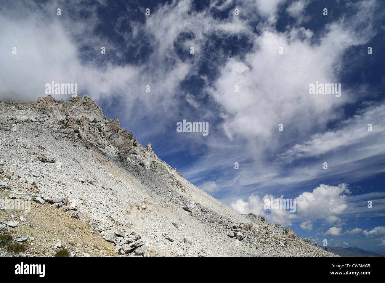 Bella nuvole attorno al Piz Umbrail in Italia Foto Stock