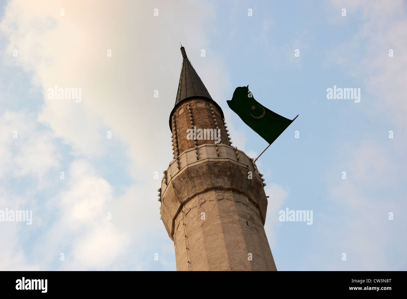 Gazi Husrev-moschea begova Sarajevo in Bosnia ed Erzegovina. Bandiera islamica sventolare - Il minareto Foto Stock