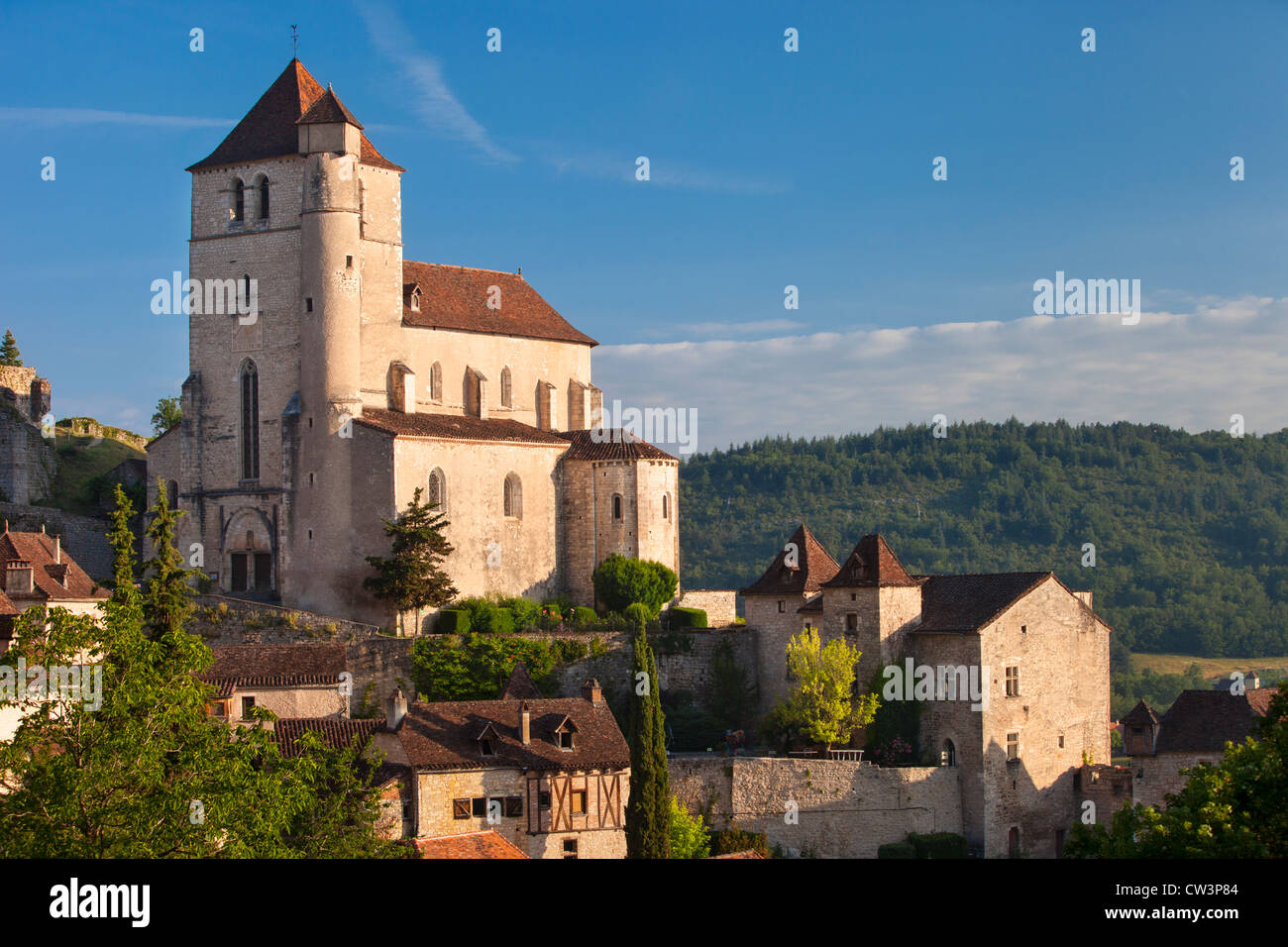 Eglise chiesa e la città medievale di Saint-Cirq-Lapopie nella Valle del Lot, Midi-Pirenei, Francia Foto Stock