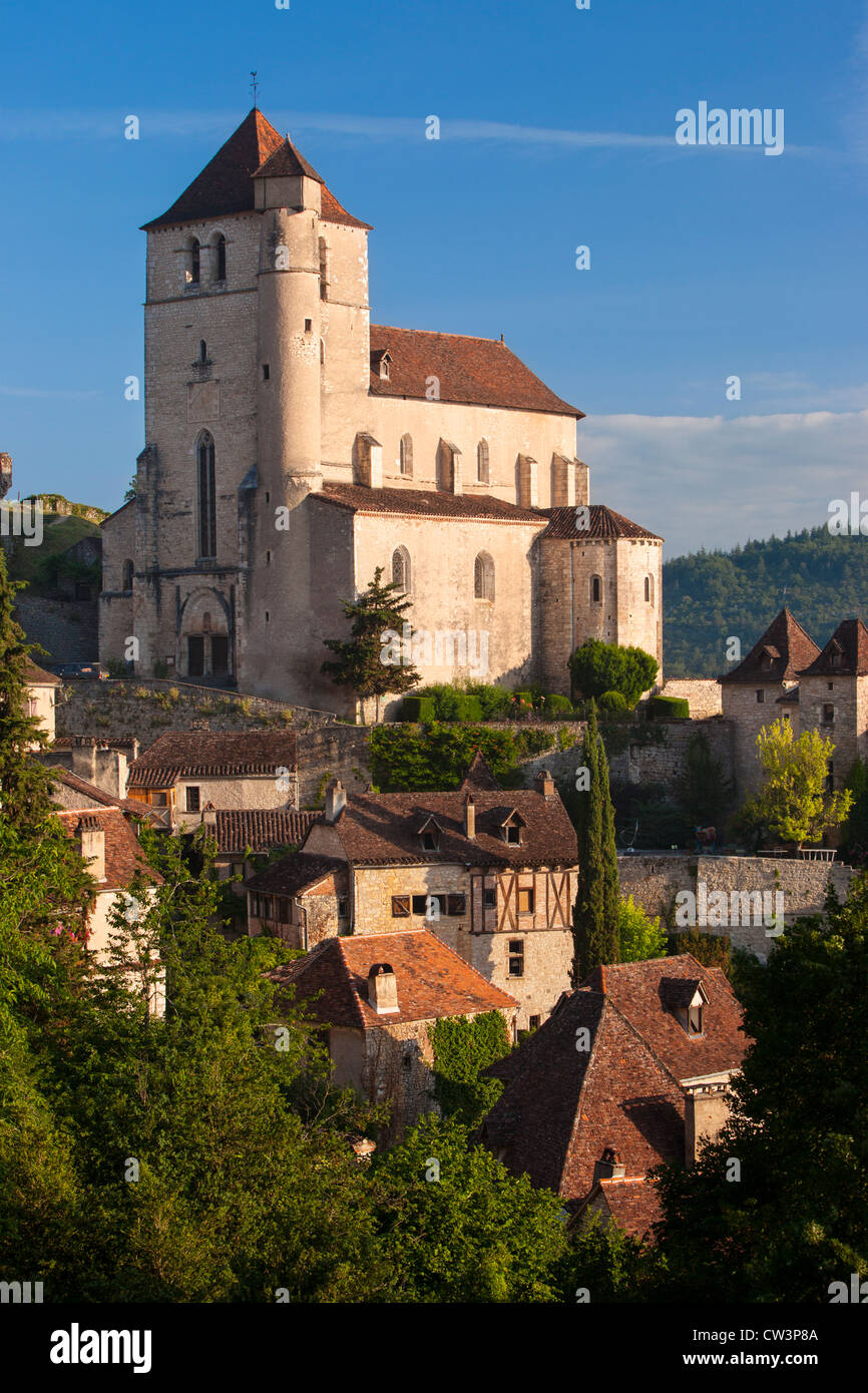 Eglise chiesa e la città medievale di Saint-Cirq-Lapopie nella Valle del Lot, Midi-Pirenei, Francia Foto Stock