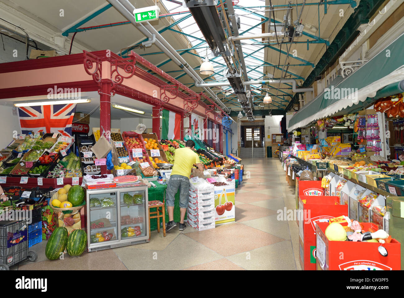 Bancarella di frutta e verdura a Newport Indoor Market, City of Newport (Casnewydd), Wales (Cymru), Regno Unito Foto Stock