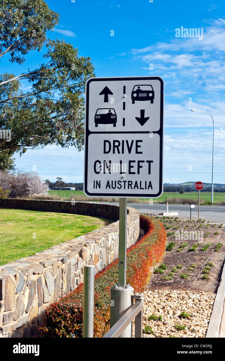 La sicurezza stradale Sign in Australia eretto a causa di turisti stranieri di guida sul lato sbagliato della strada Foto Stock