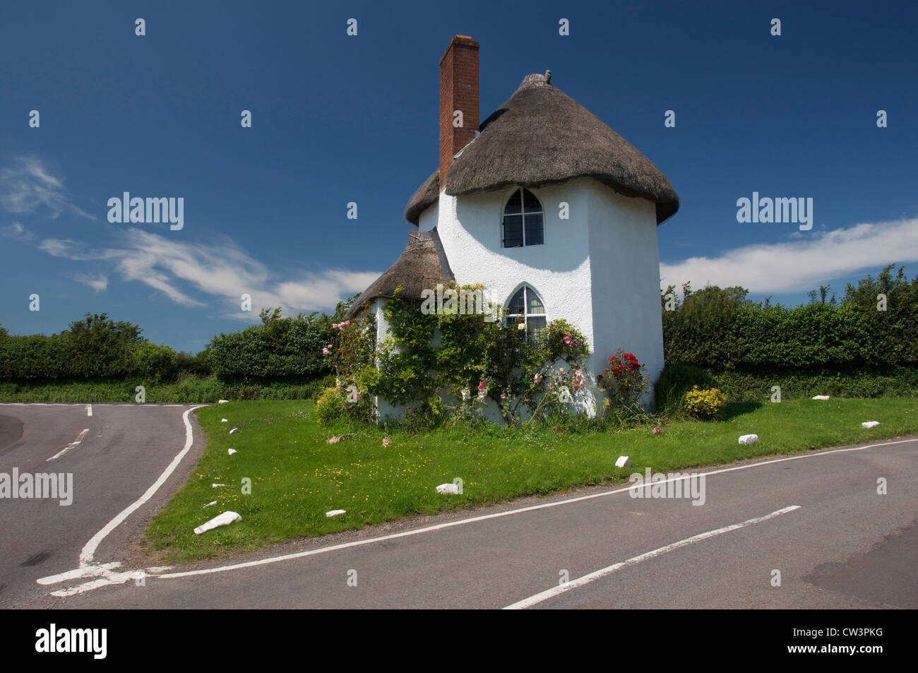 Questo divertente piccolo cottage con il tetto di paglia a Stanton Drew nel Somerset è chiamata la casa rotonda, è utilizzato per essere un turnpike casello. Inghilterra, Regno Unito. Foto Stock