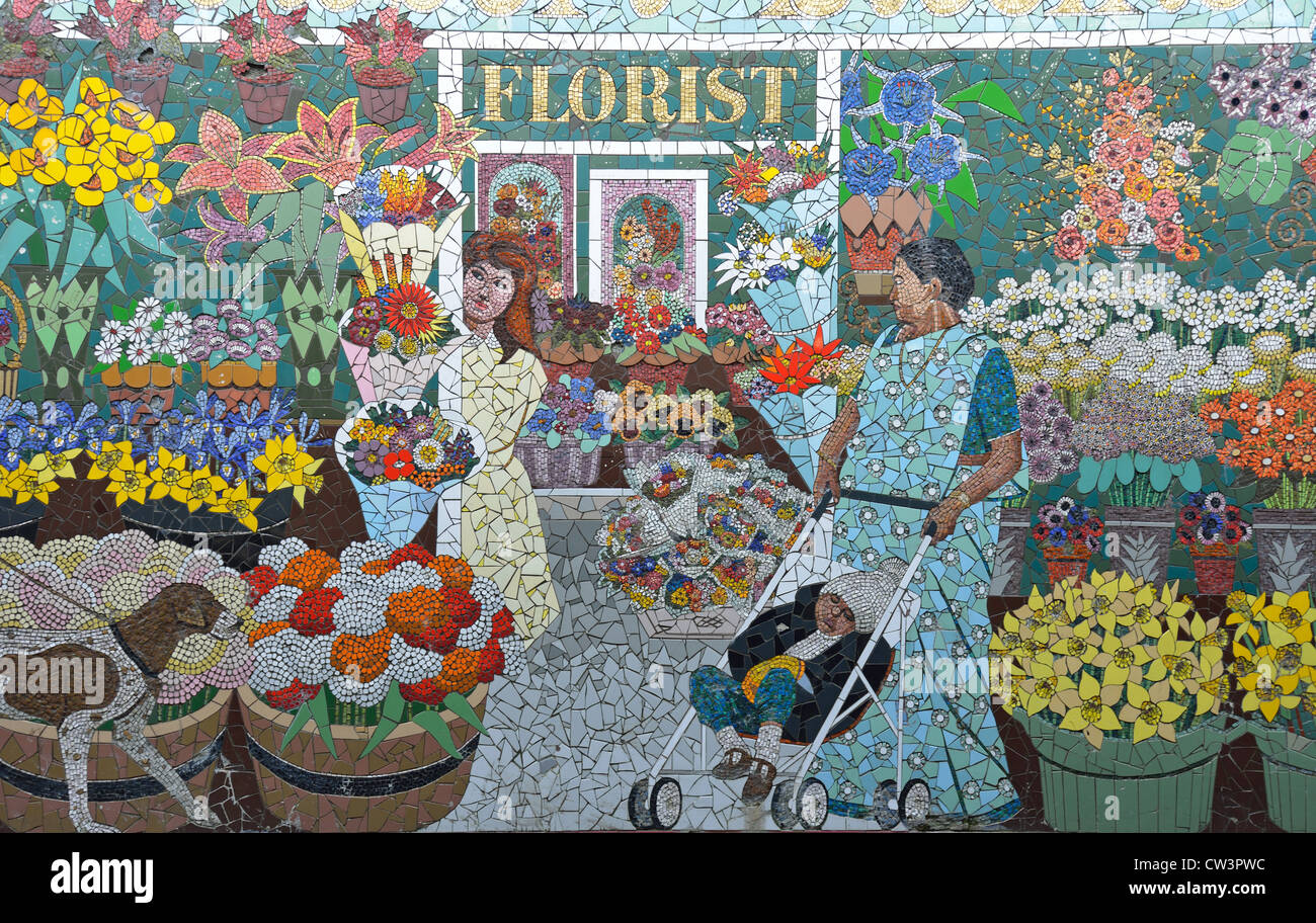 Murale fiorista in ceramica sul sottopasso pedonale, Città di Newport (Casnewydd), Galles (Cymru), Regno Unito Foto Stock