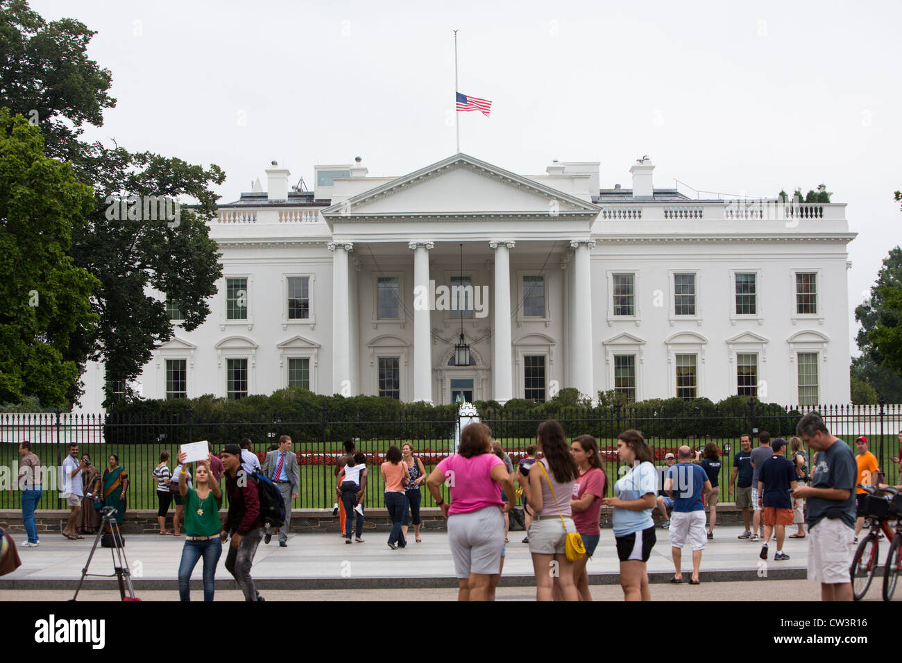 La Casa Bianca con la sua bandiera abbassata a metà del montante. Foto Stock