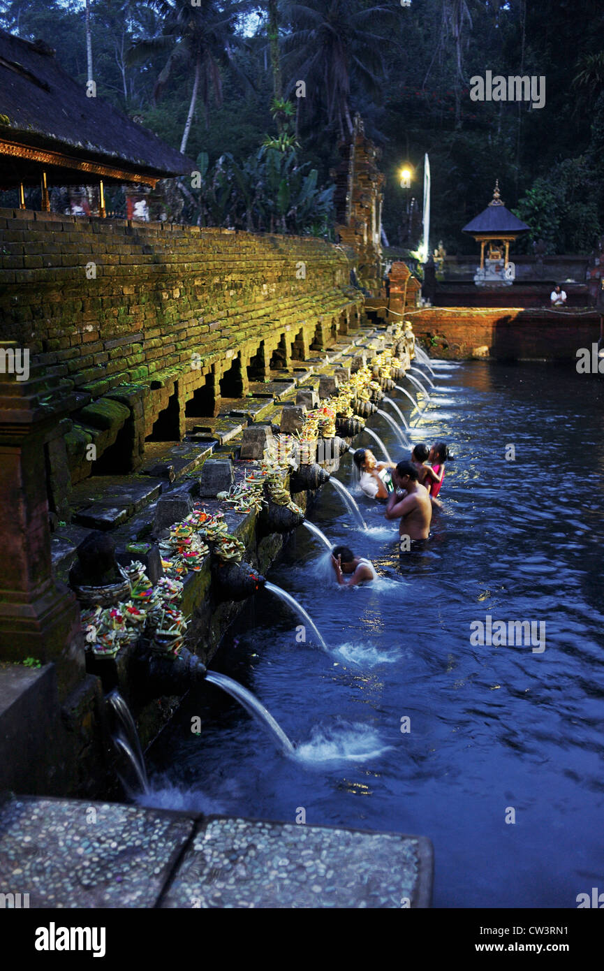 Il sacro le acque di balneazione di Tirta Empul. Foto Stock