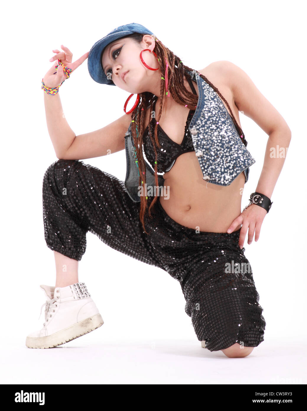 Ragazza carina in vari costumi di ballo e divertimento pone. Foto Stock